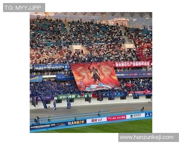 足球明星亲临业余赛场展现球技与热情引发球迷热烈追捧 足球明星亲临业余赛场展现球技与热情引发球迷热烈追捧