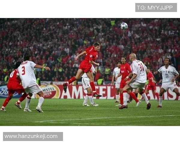 足球明星乘坐豪华球车展现风采与魅力的精彩瞬间